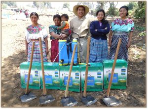 El Caminero beneficiaries receiving some gardening equipment.